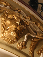 Koloreeritud reljeefid Athena Keskuse kinosaalis ja fuajees