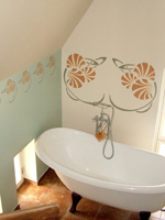 Juugend-motiiv eramaja vannitoas. Trafarett-bord��r.